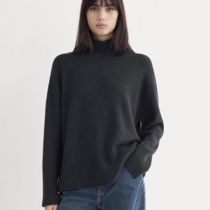 The Boxy Turtleneck in Cashmere | Navy